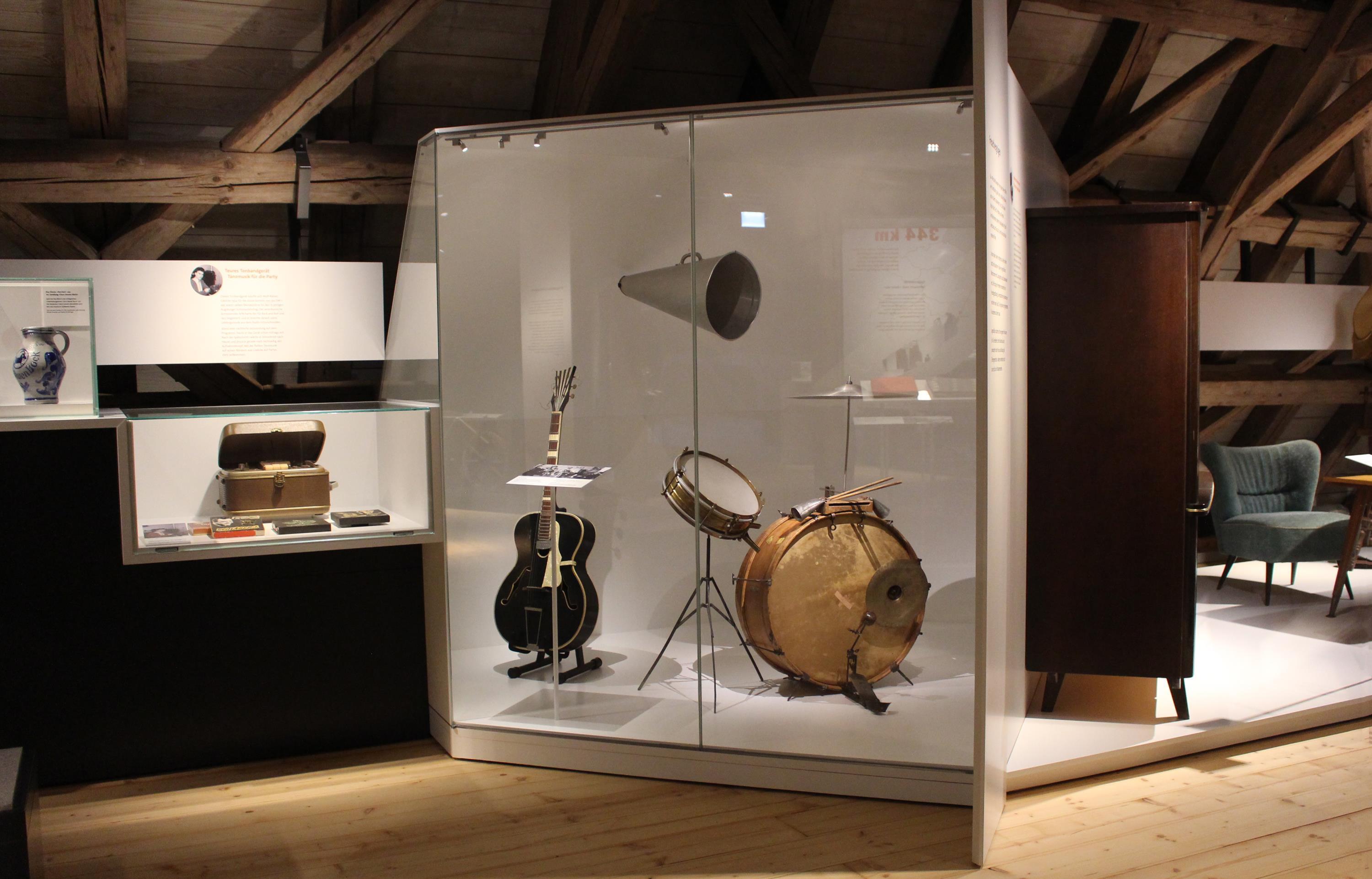 Vitrine mit Instrumenten der Musikerfamilie Demmel 