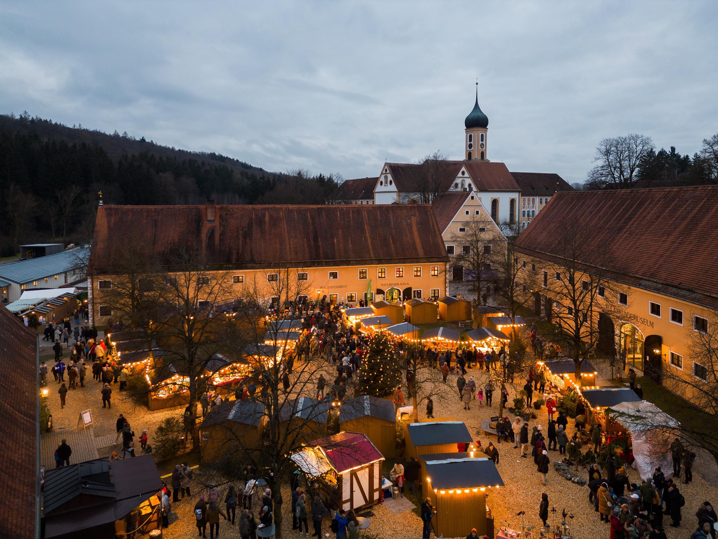 2024 Weihnachtsmarkt Oberschönenfeld Drohnenaufnahme