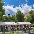 Museumshof mit Pavillons und feiernden Besuchern