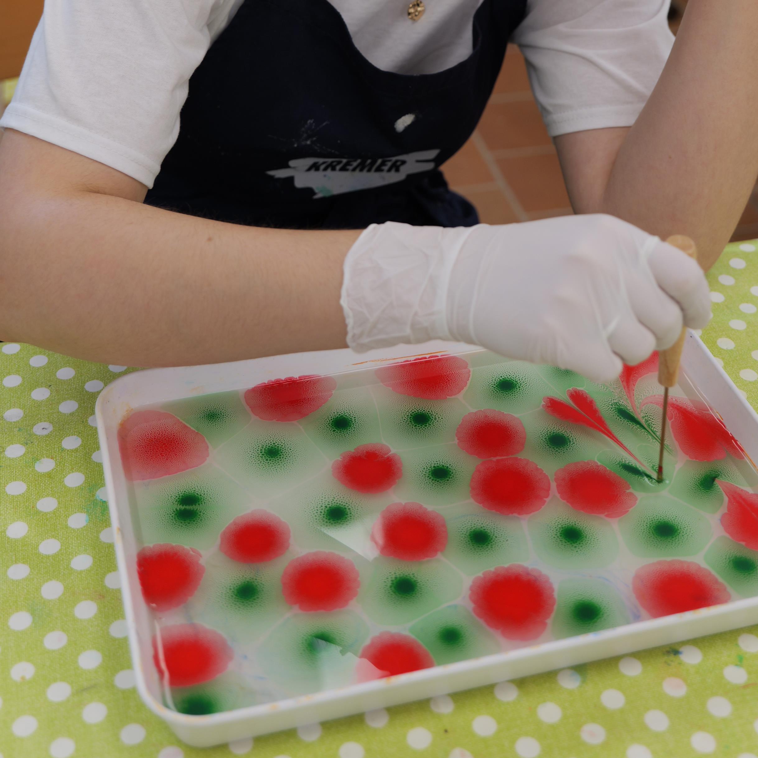 Plastikschale mit roten und grünen Punkten aus Marmorierfarbe