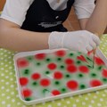 Plastikschale mit roten und grünen Punkten aus Marmorierfarbe