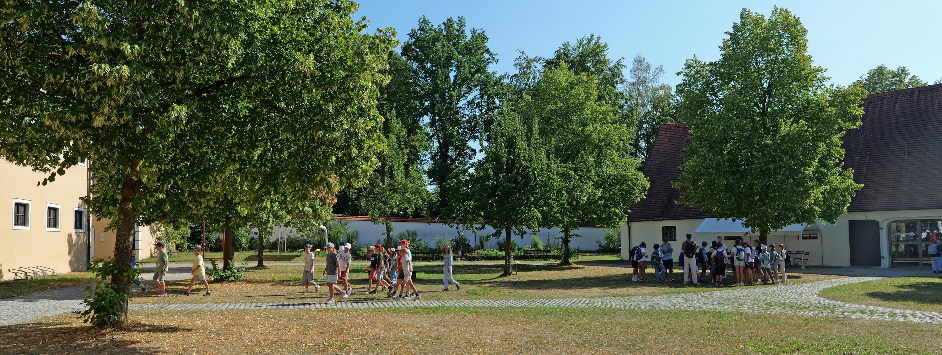 Innenhof mit vielen Ausflüglern, Schülergruppen und Erwachsene