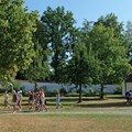 Innenhof mit vielen Ausflüglern, Schülergruppen und Erwachsene