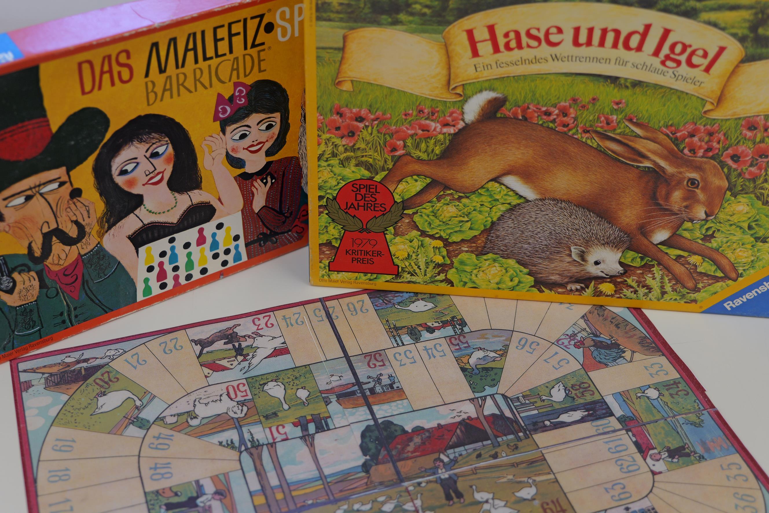 Tisch mit 3 bekannten Brettspielen
