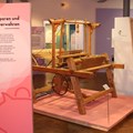 Webstuhl in der Ausstellung "Sparen, Verschwenden, Wiederverwenden"