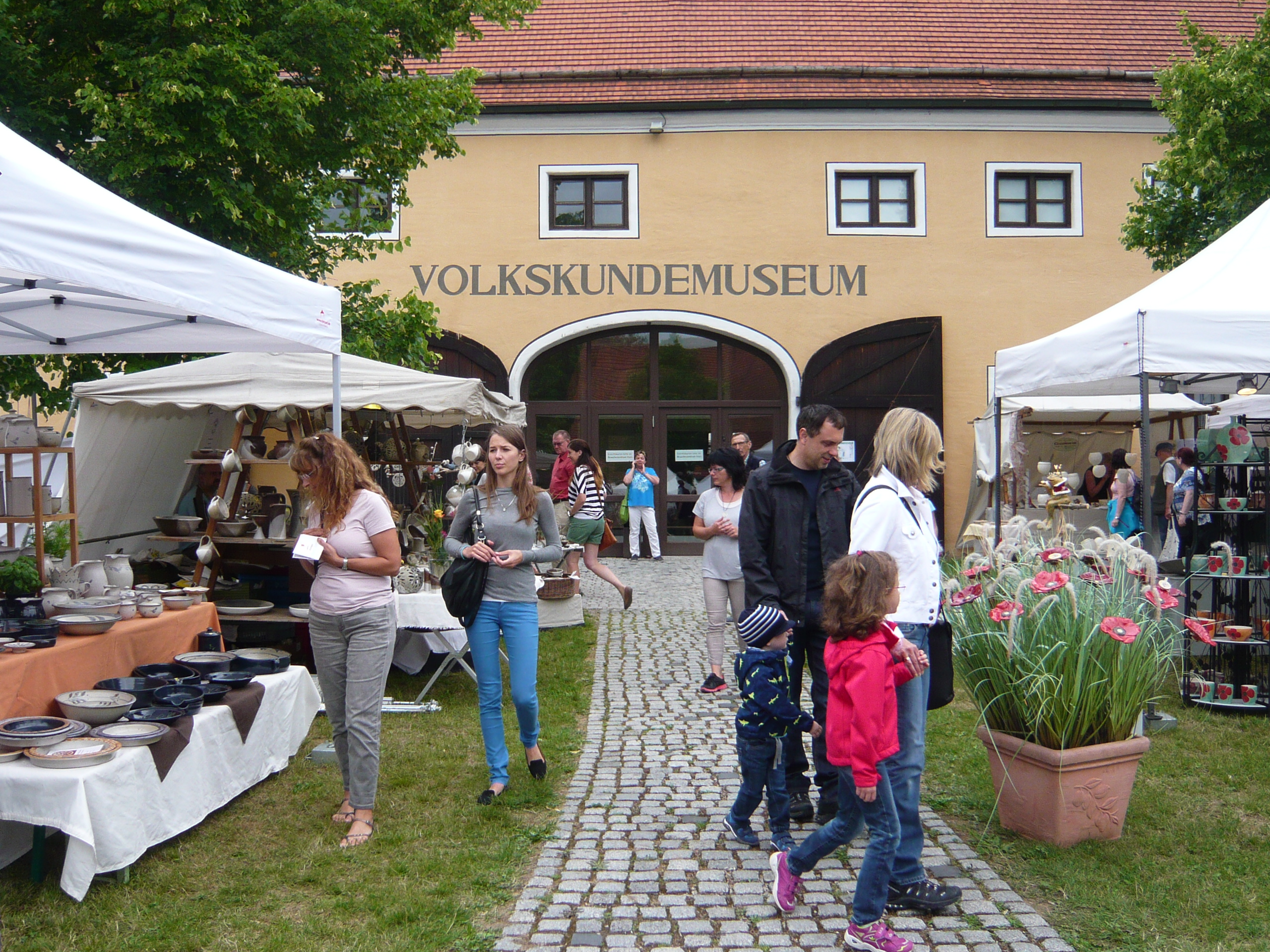 Schönes Kunsthandwerk gibt es beim Töpfermarkt in Oberschönenfeld im Hof des Schwäbischen Volkskundemuseums zu sehen. Freier Museumseintritt am Marktwochenende!
