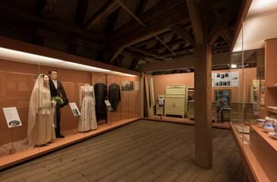 Ab dem 11. September werden die Ausstellungen „Vom Wohnen auf dem Land“ und „Bräuche durchs Jahr – Fest im Leben“ geschlossen. 2018 werden die Dauerausstellungen dann neu präsentiert.