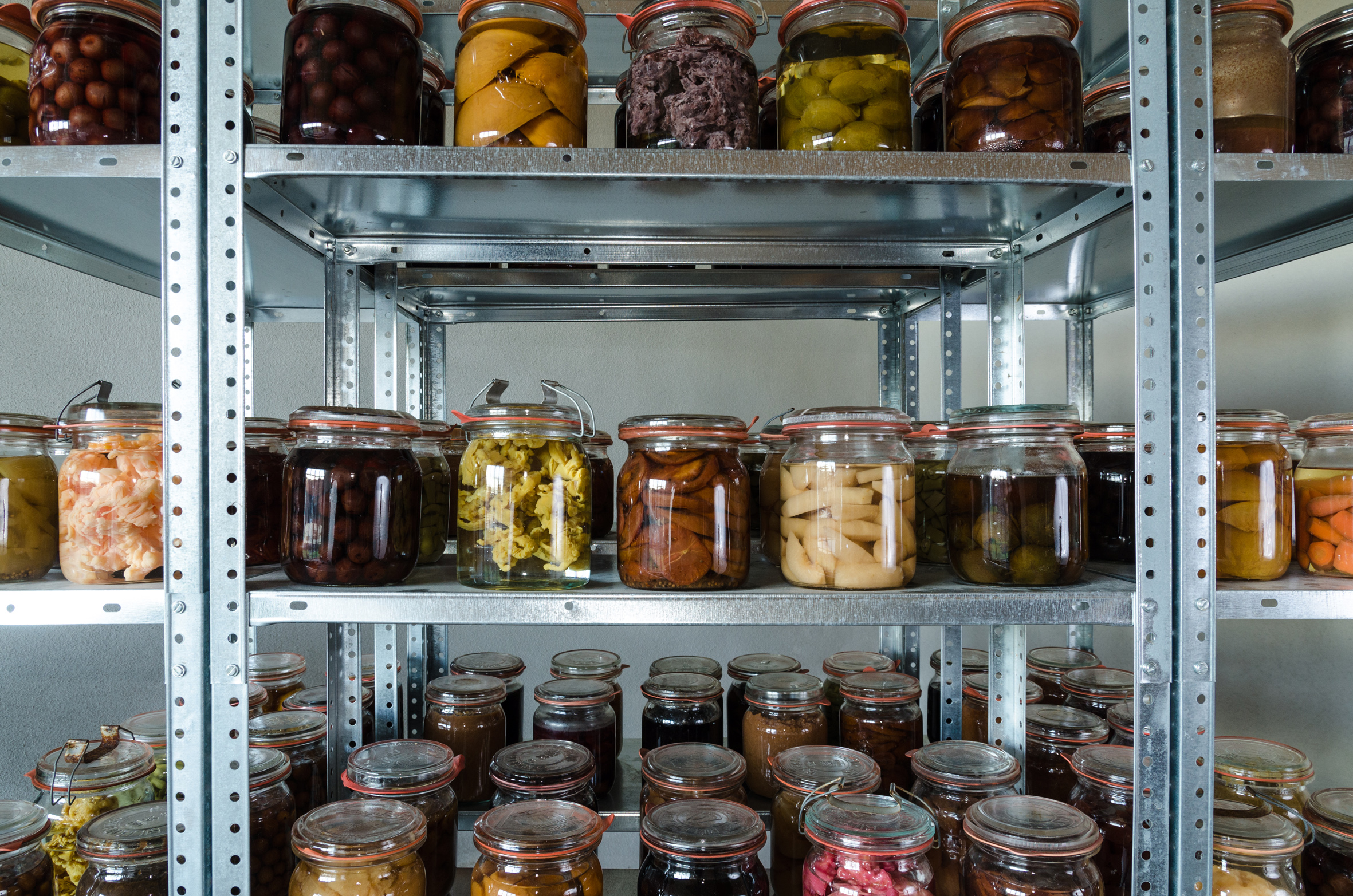 conservare - konservierte Lebensmittel in der Ausstellung Entdecken, Recyclen, Bewahren - Material in der Kunst