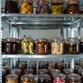 "conservare" - konservierte Lebensmittel in der Ausstellung "Entdecken, Recyclen, Bewahren - Material in der Kunst"