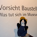 Der Museumskater Bernhard führt höchstpersönlich durch die Baustelle im Schwäbischen Volkskundemuseum Oberschönenfeld.
