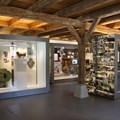Blick in das Besucherzentrum im Schwäbischen Volkskundemuseum Oberschönenfeld.