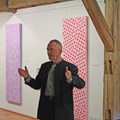 Der Künstler Thomas Weil in der Ausstellung "Auf den Punkt gebracht" im Schwäbischen Volkskundemuseum Oberschönenfeld.