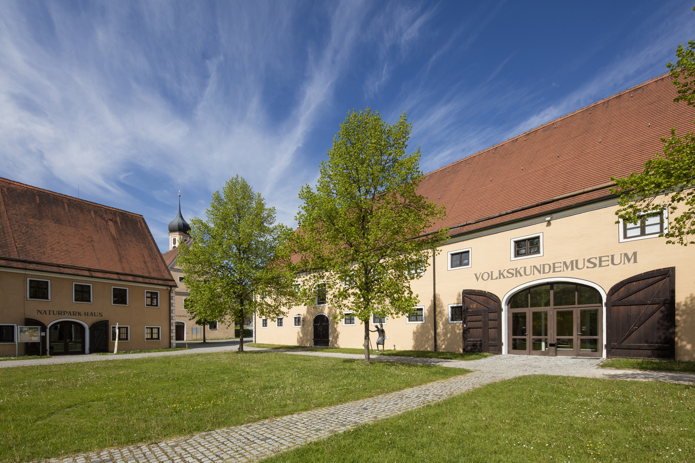 Blick auf das Gebäude und die Außenanlage des Klosters Oberschönenfeld