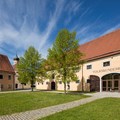 Bei einer Familienführung können die Gebäude und Außenanlagen des Klosters Obberschönenfeld erkundet werden.