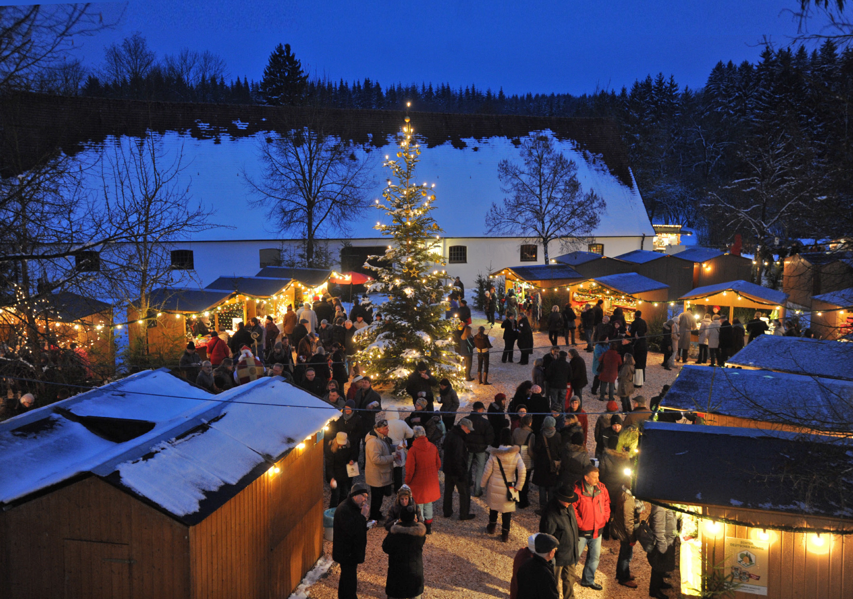 Blick auf den Museumshof mit Weihnachtsmarkt