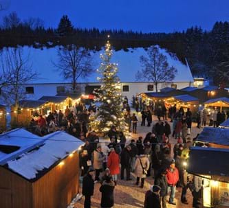 Blick auf den Museumshof mit Weihnachtsmarkt
