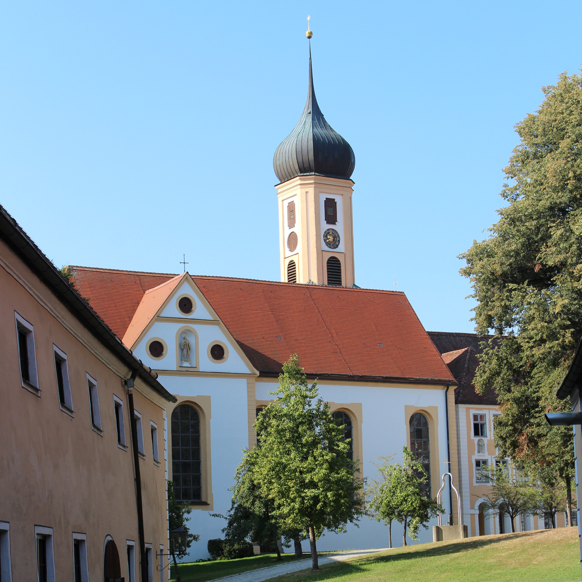 Abteikirche mit Turm vor blauem Himmel