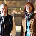 Äbtissin M. Gertrud Pesch O.Cist. und Museumsleiterin Dr. Beate Spiegel vor dem neuen Oberschönenfeld-Modell