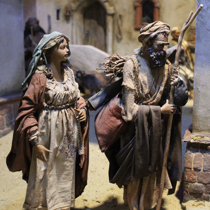Maria und Josef als bekleidete Krippenfiguren