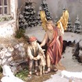 Heimatliche Krippe mit Engel