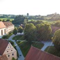 Oberschönenfeld mit Staudenlandschaft im Hintergrund