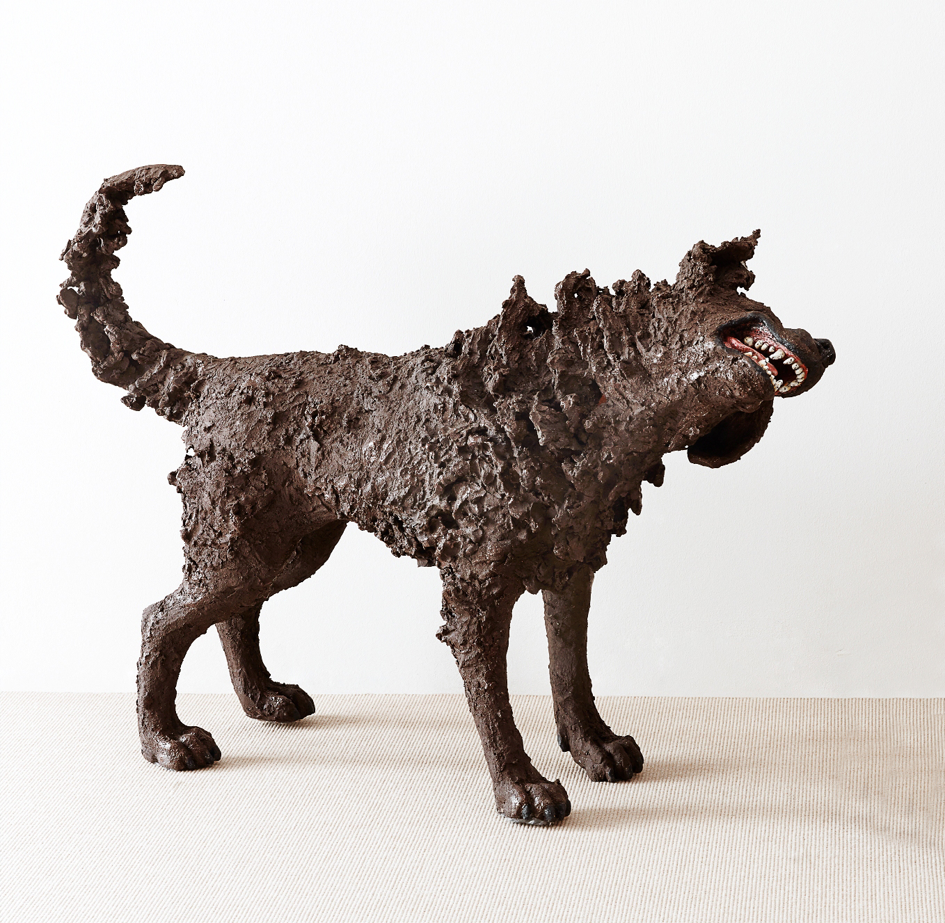 Skulptur eines sich den Schlamm abschüttelnden Hundes