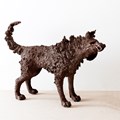 Skulptur eines sich den Schlamm abschüttelnden Hundes
