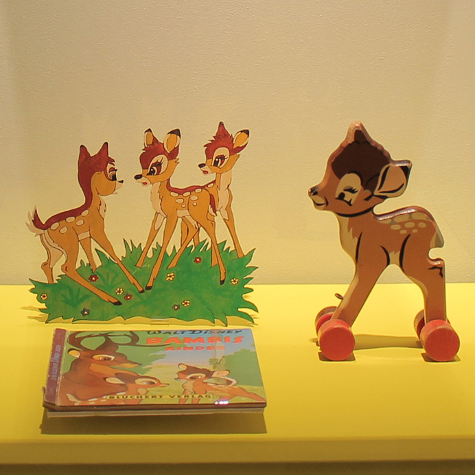 Holfiguren und Bilderbuch mit Bambi-Motiven