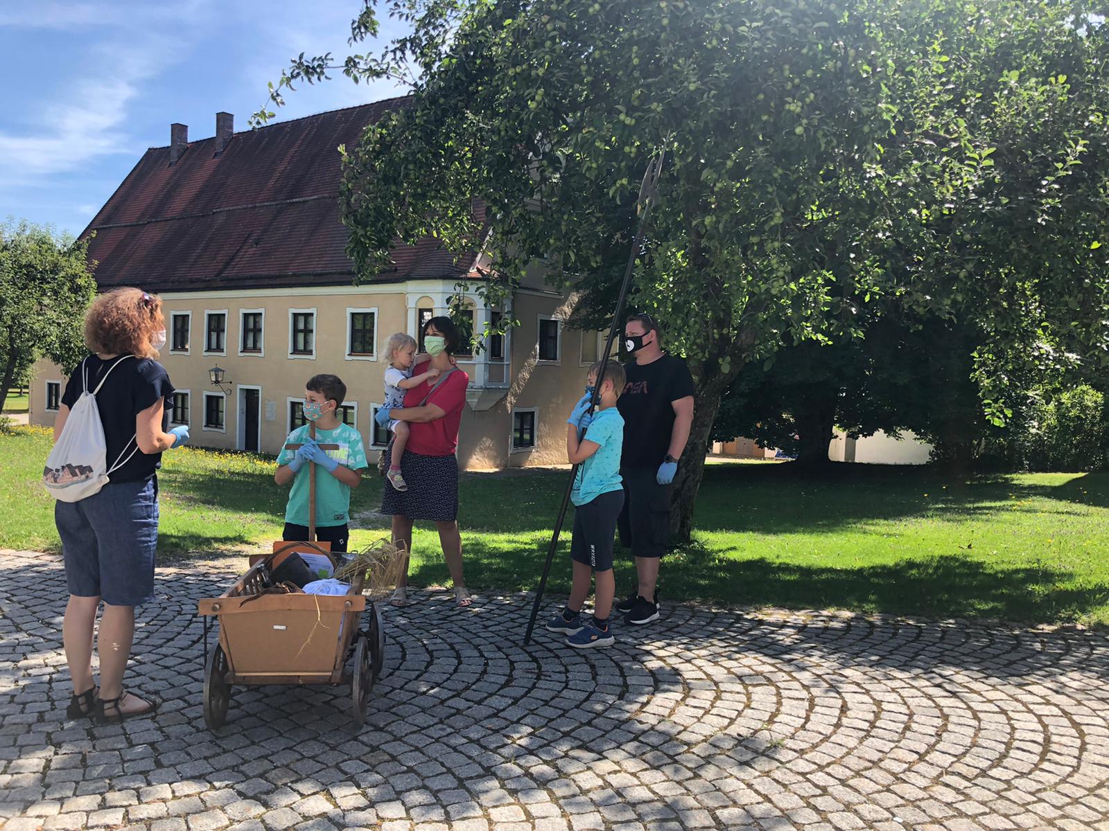 Familienführung mit dem Leiterwagen auf dem Gelände der Abtei Oberschönenfeld