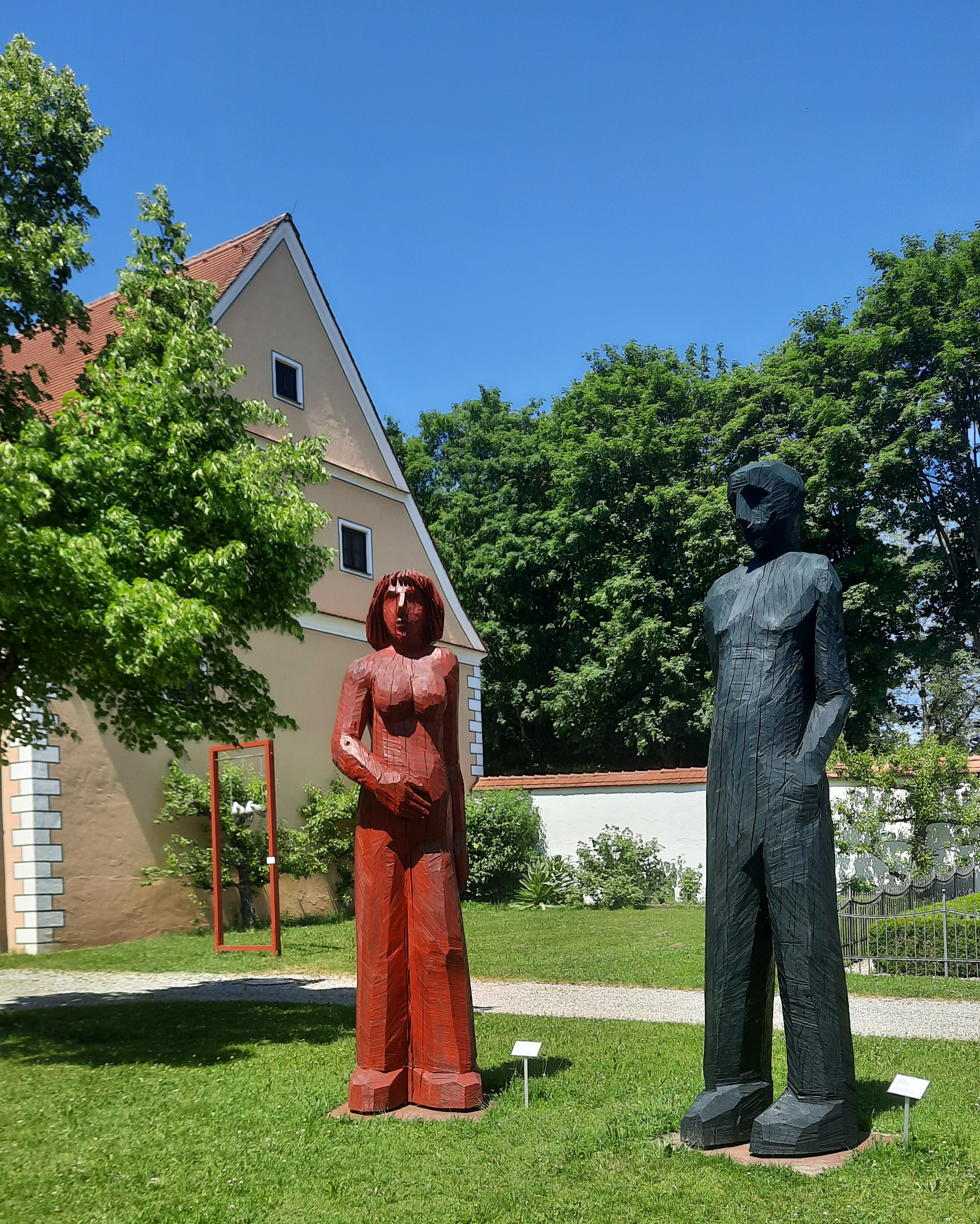 Familienprogramm in Oberschönenfeld: Kunstbegegnung im Freien mit den Holzskulpturen von Josef Lang