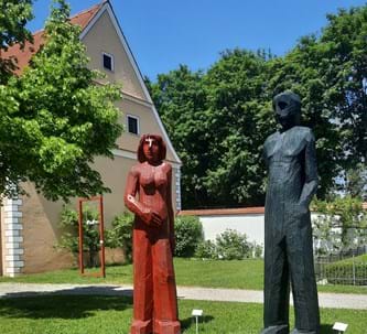 Familienprogramm in Oberschönenfeld: Kunstbegegnung im Freien mit den Holzskulpturen von Josef Lang