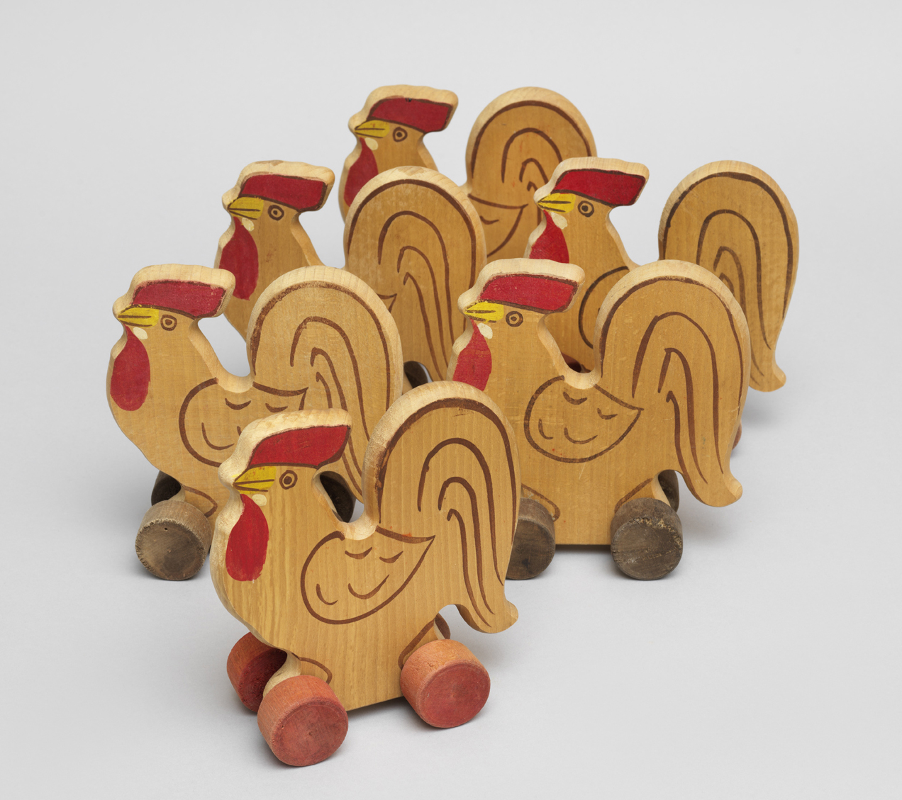 Gruppe von Spielzeughühnern aus Holz zum Nachziehen