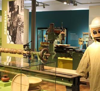 Museum Oberschönenfeld: Führung durch die Ausstellung „Heinz hört auf! Von Drechslern, Schreinern und einem Neuanfang“