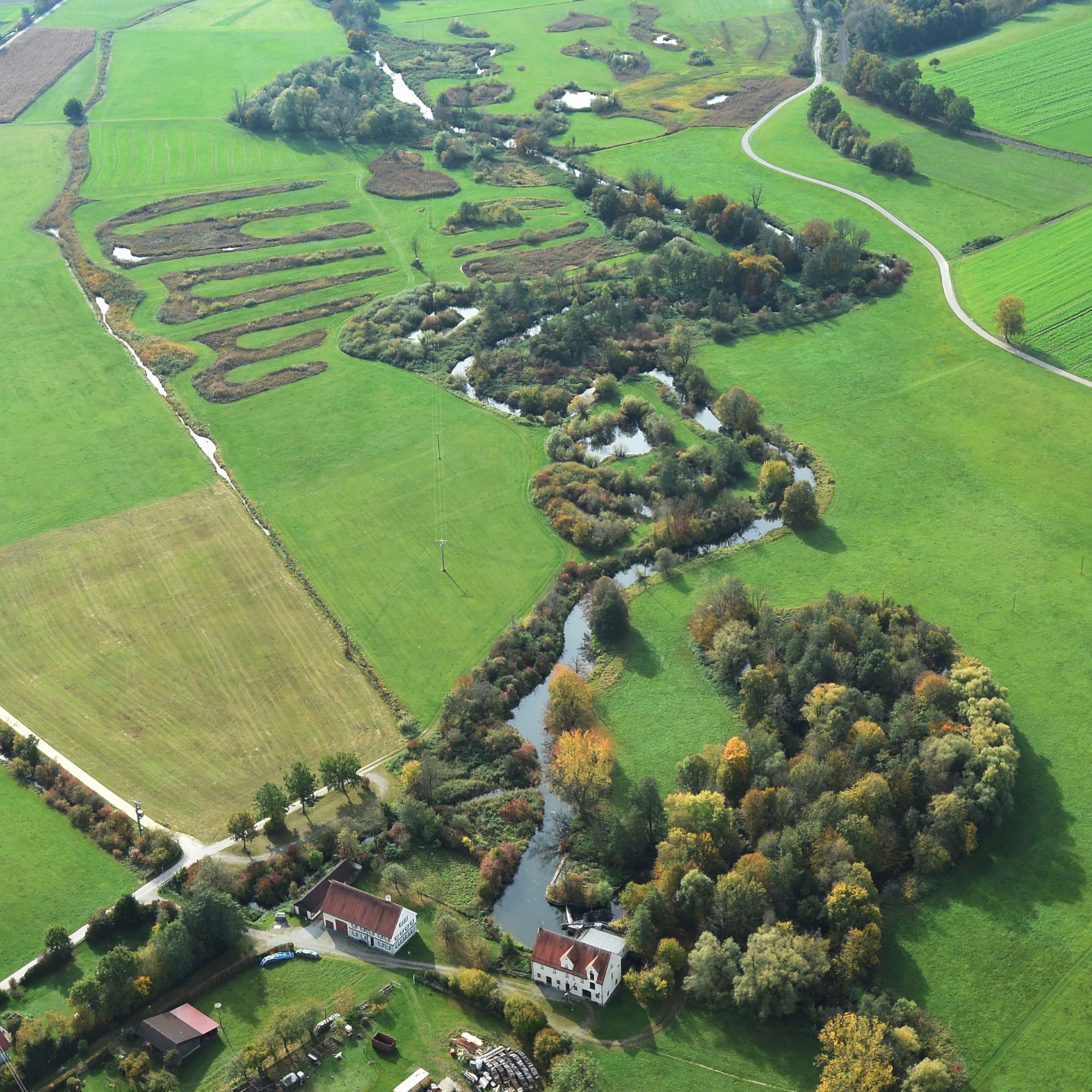 Luftaufnahme des Museums Hammerschmiede und Stockerhof Naichen.
