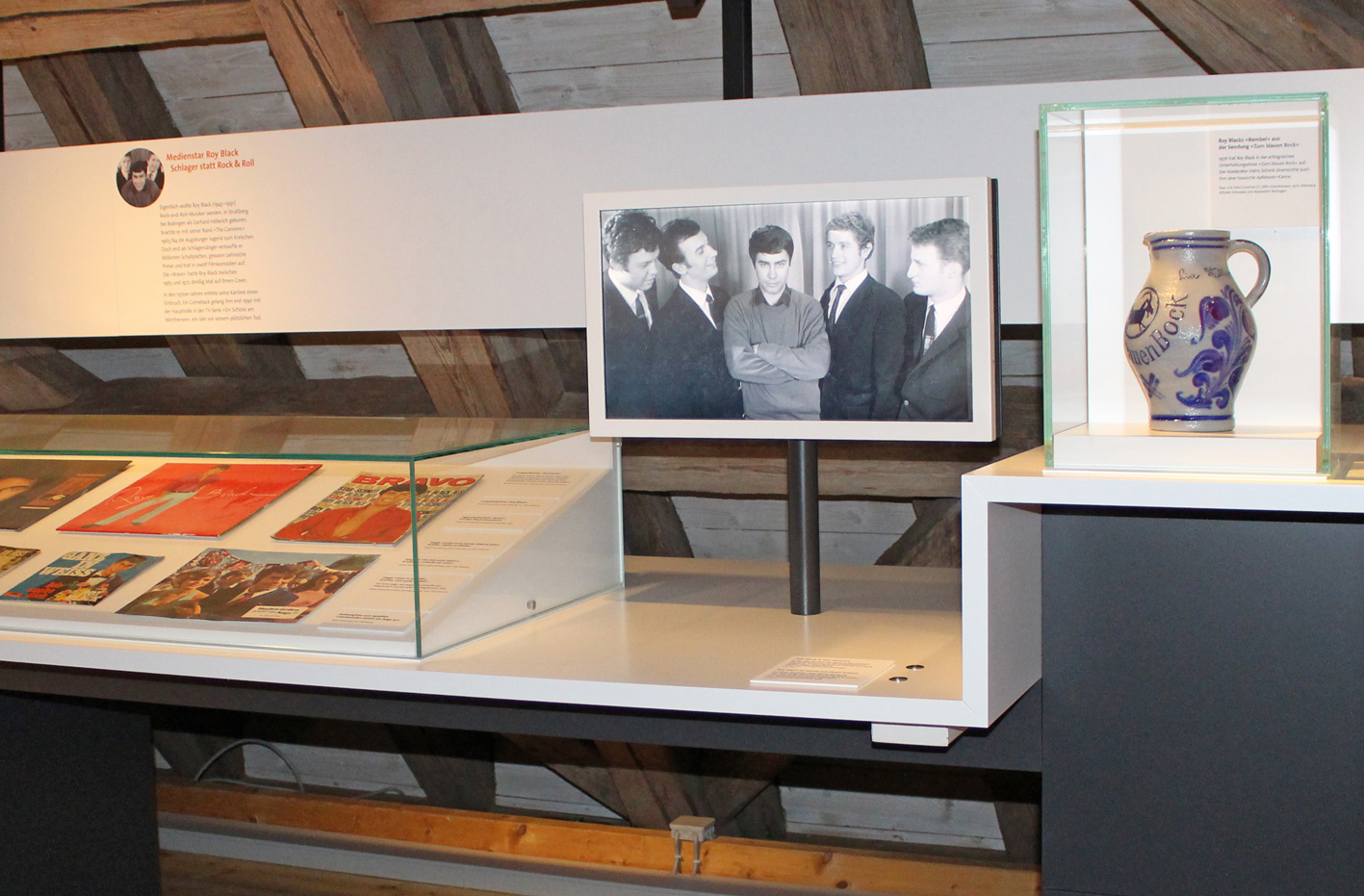 Vitrine mit Objekten zu Roy Black in der Dauerausstellung Foto: Barbara Magg/Museum Oberschönenfeld