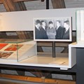 Vitrine mit Objekten zu Roy Black in der Dauerausstellung Foto: Barbara Magg/Museum Oberschönenfeld