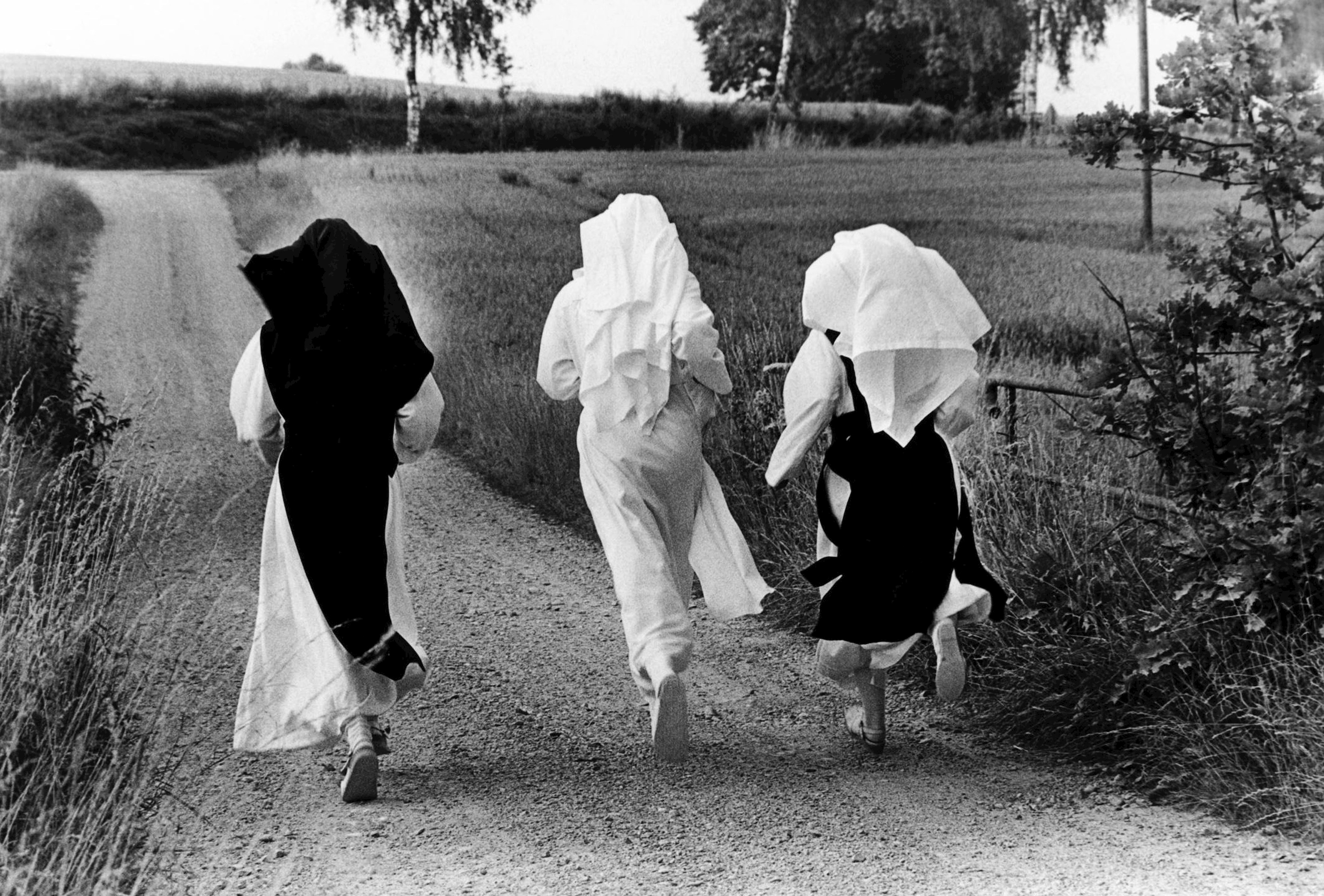 Klosterschwestern auf dem Weg in die Abendmesse 1985 Foto: Daniel Biskup