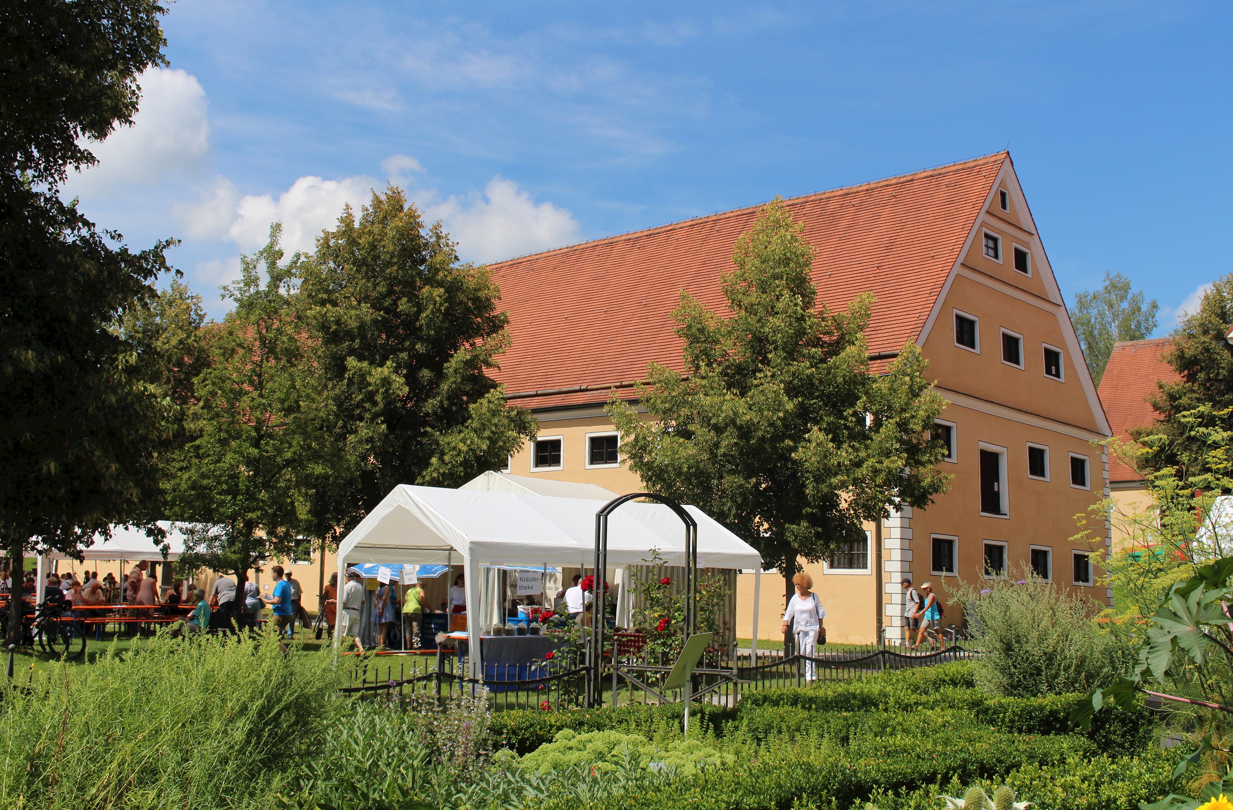 Museumsgarten und dahinter weiße Veranstaltungs-Pavillons und Museumsgebäude