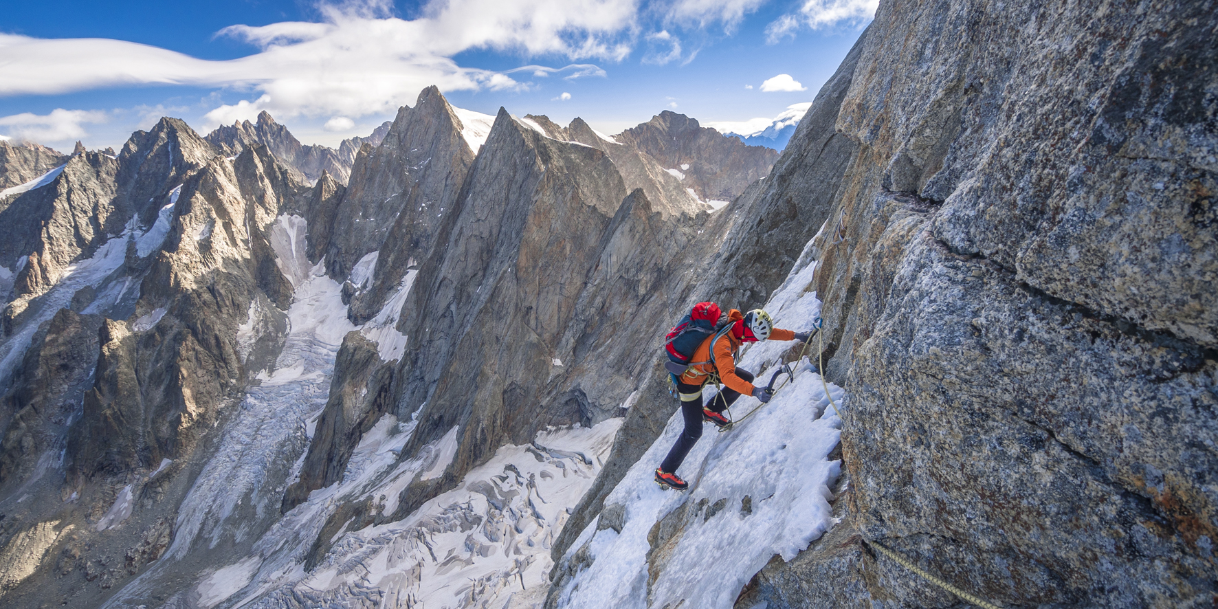 Bergsteiger am Seil auf Eisplatte in hochalpinem Gelände