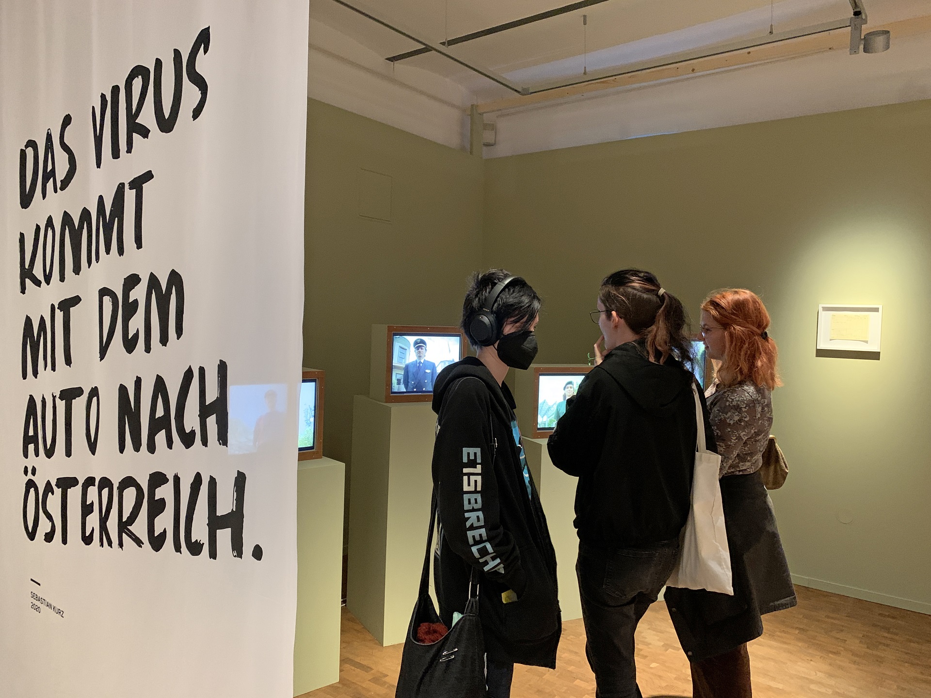 Eine labyrinthartige Rauminstallation regt Besucher in der Ausstellung „Über Grenzen“ zur Diskussion an - Foto: Christine Hofmann-Brand