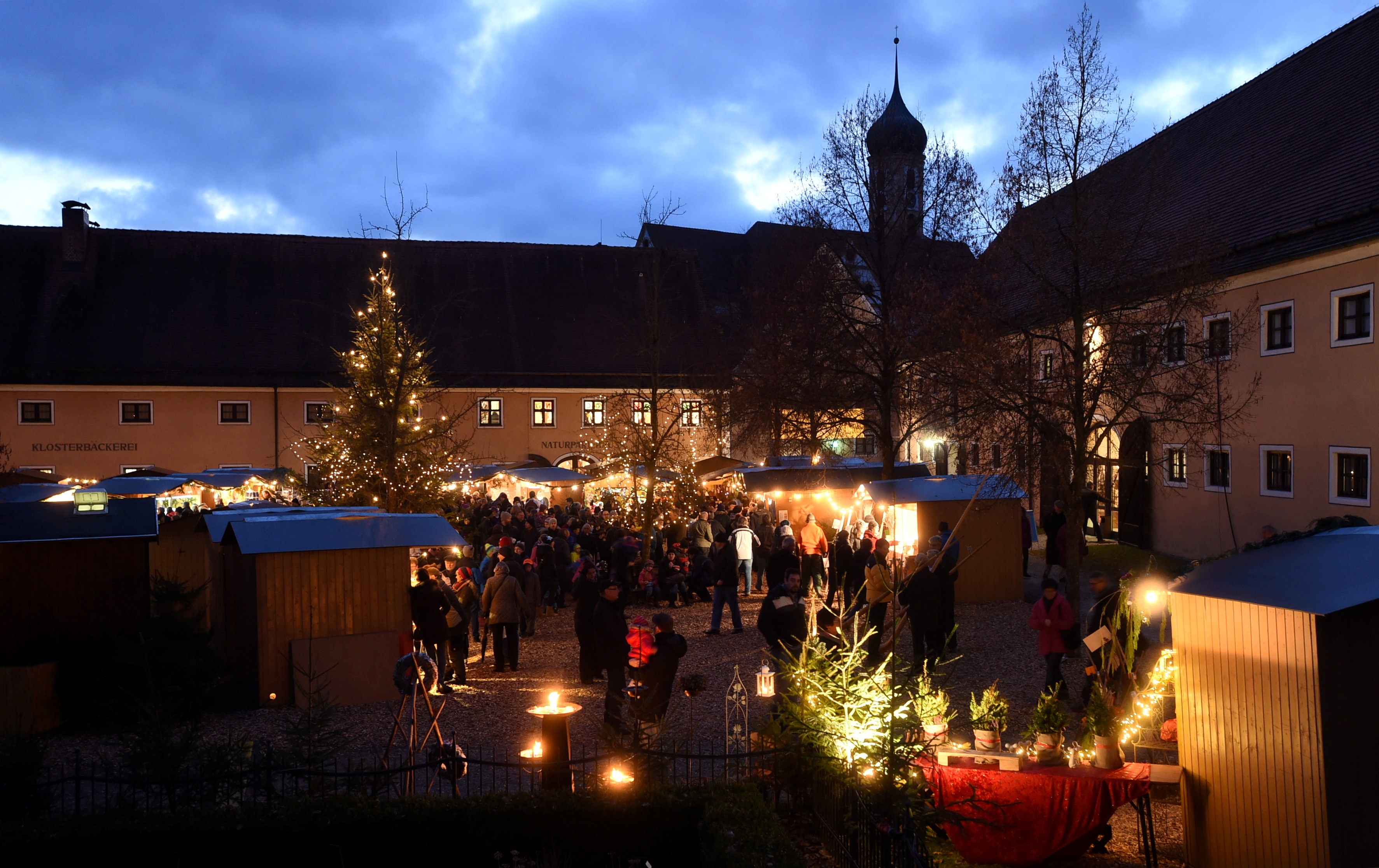 Liebevoll ausgestattet entfaltet der am Waldrand gelegene Weihnachtsmarkt eine stimmungsvolle Atmosphäre.  Foto: Marcus Merk