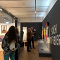 Bezirkstagspräsident Martin Sailer beim Rundgang durch die Ausstellung „Über Grenzen“ – an der Eröffnung am 9. Oktober Foto: Hofmann-Brand Christine/Museum Oberschönenfeld