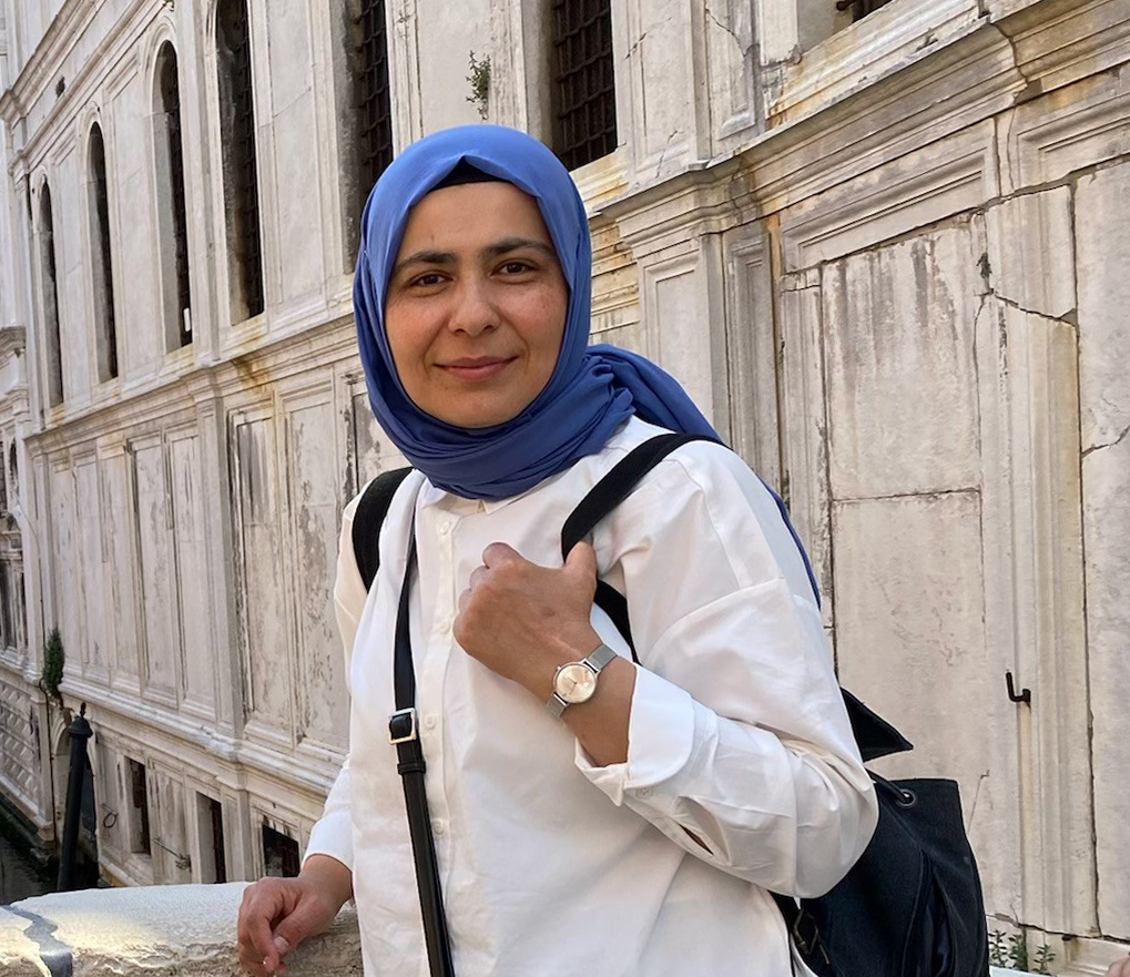 Erzählcafé im Museum Oberschönenfeld: Hülya Ünal berichtet über ihre Erfahrungen als Lehrerin mit Kopftuch