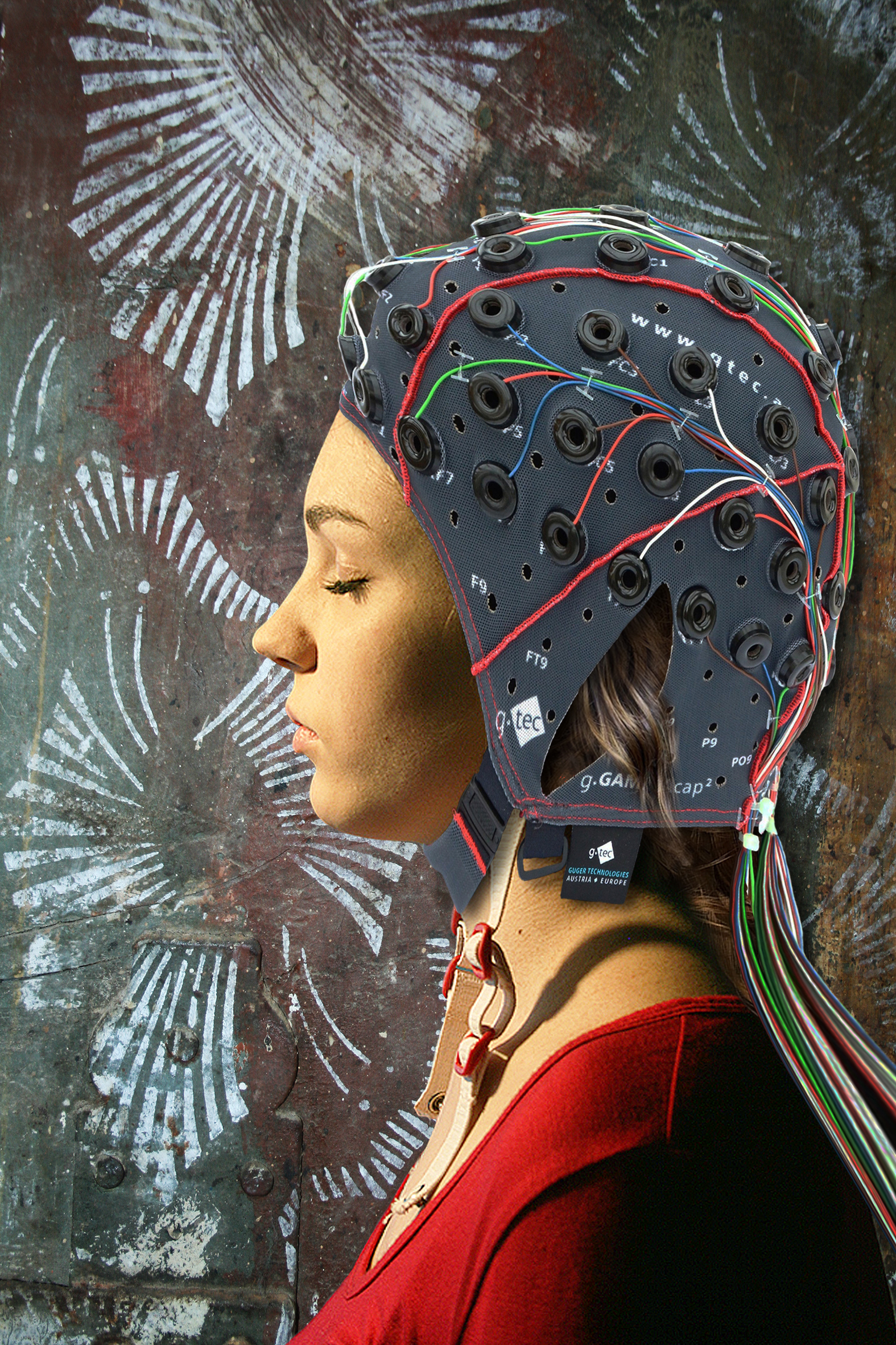 Junge Frau mit geschlossenen Augen und EEG-Haube auf dem Kopf